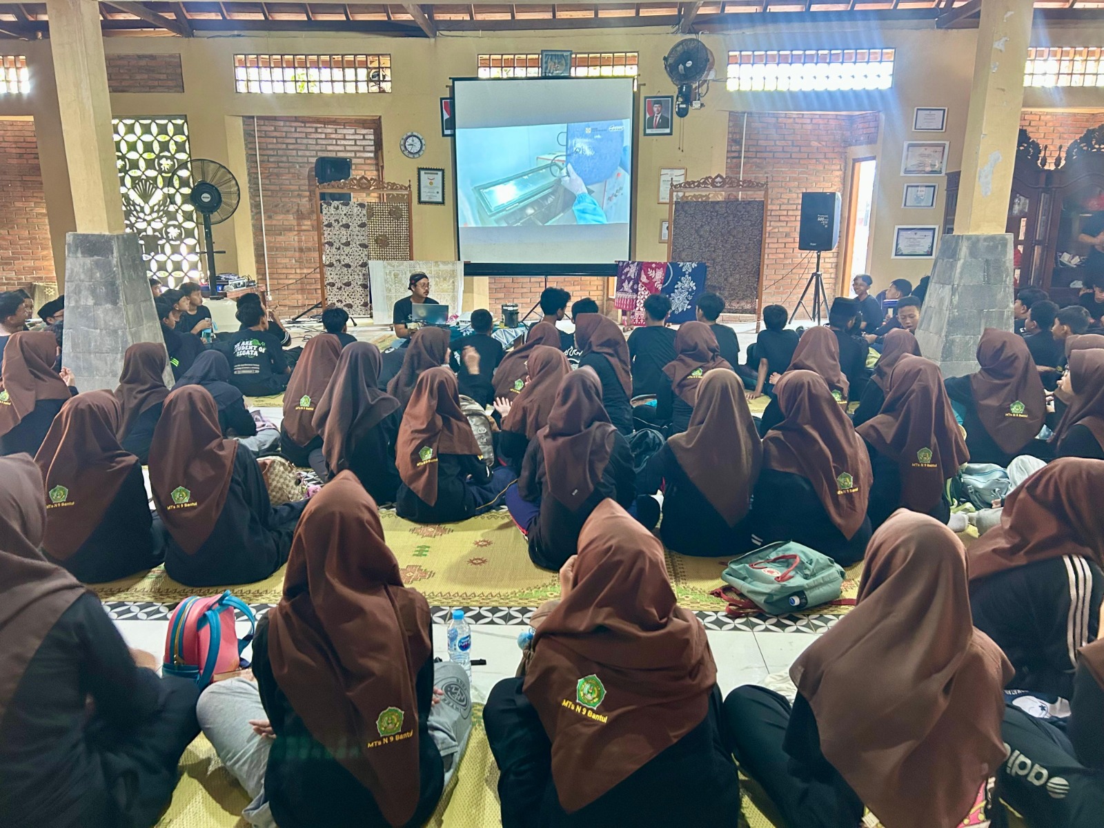 Menyelami Warisan Budaya, Murid Kelas VII MTsN 9 Bantul Antusias Belajar Membatik di Giriloyo